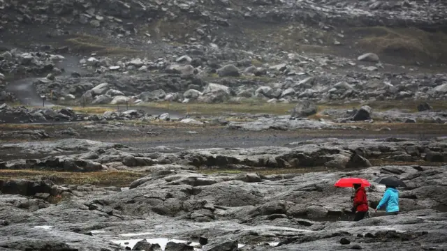 Dos personas pasean en el Parque Nacional Vatnajokul.