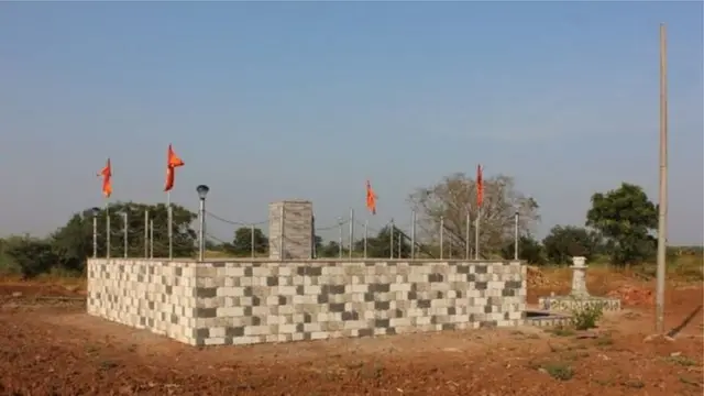 कोपर्डी प्रकरणात यातना भोगून जीव गमावलेल्या त्या अल्पवयीन मुलीचं स्मारक उभारण्यात आलं आहे.