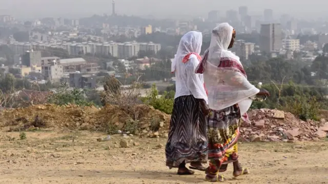 ካብ ቤተ ክርስትያን ናብ ገዝአን ዝምለሳ ክልተ ደቂ ኣንስትዮ