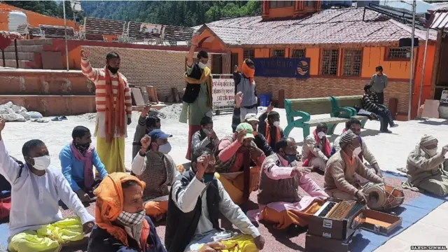 गंगोत्री में देवस्थानम बोर्ड के विरोध में धरना देते तीर्थ-पुरोहित