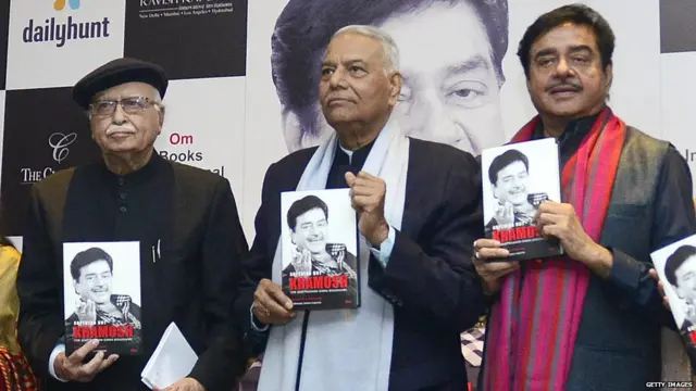 સિંહાની આત્મકથાના વિમોચન સમયે અડવાણી અને યશવંત સિંહાની તસવીર