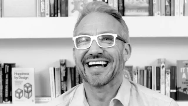 ينصح الكاتب بول دولان بعدم الانشغال بفكرة "الحياة المثالية"