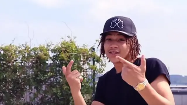 Kyreis Davies en un video musical