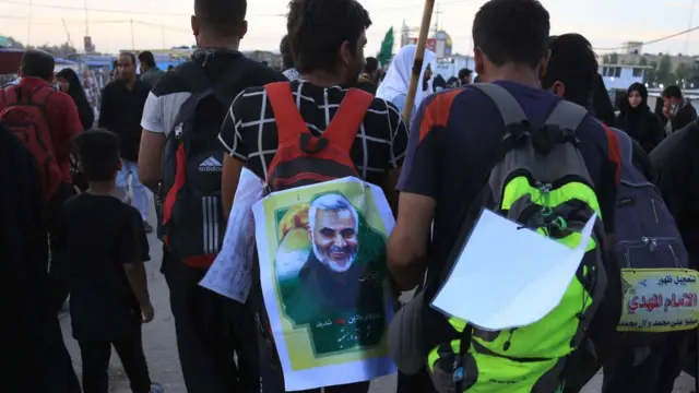 Kerbela kentindeki Şii Müslüman hacılar Kasım Süleymani'nin fotoğrafıyla yürüyor