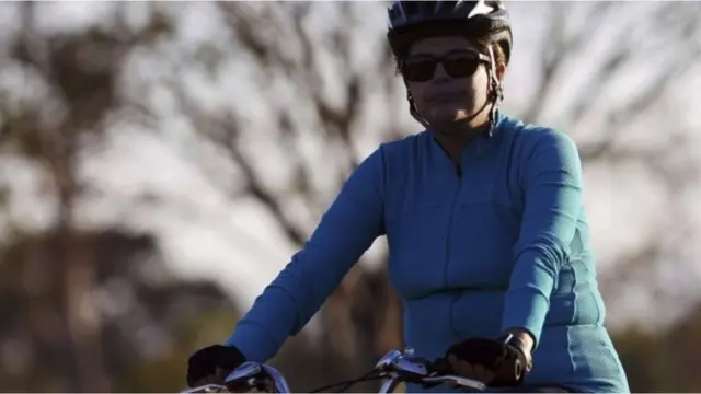 A ex-presidente Dilma Rousseff andandojogo de poker valendo dinheiro realbicicleta