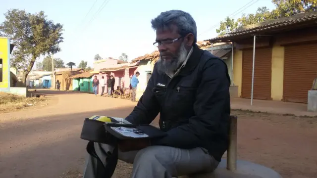 इजराइल अंसारी बैंक आफ इंडिया की नगड़ी शाखा से संबद्ध हैं.