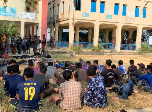পালিয়ে আসা মিয়ানমারের বর্ডার গার্ড পুলিশ