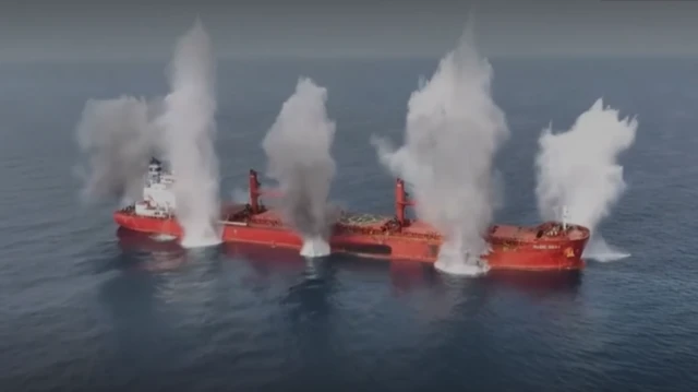 সমুদ্রে জাহাজে হামলার দৃশ্য 