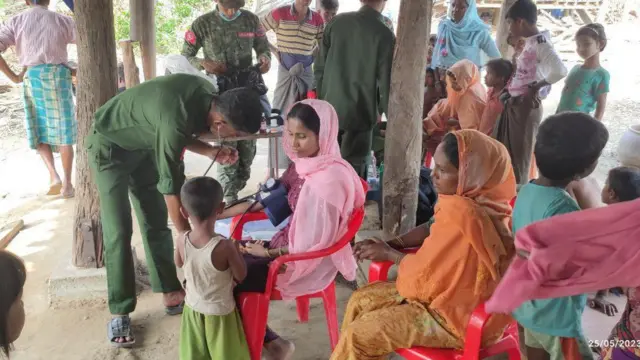 AA ကျန်းမာရေးဝန်ထမ်းတွေက ကျန်းမာရေးစောင့်ရှောက်မှုပြုလုပ်ပေးနေစဥ်။ 