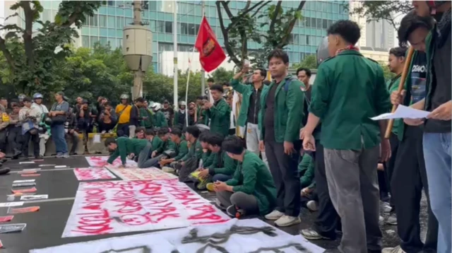 Kelompok mahasiswa dari Universitas Muhammadiyah Prof.Dr Hamka dicegat barisan polisi di kawasan Semanggi, Jakarta.