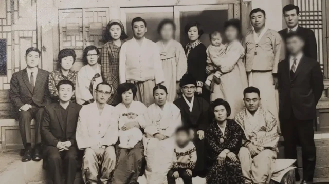 عکس دست جمعی خانوادگی، کیم جائه‌گیو نفر اول ایستاده از چپ در این عکس خانوادگی قدیمی است 