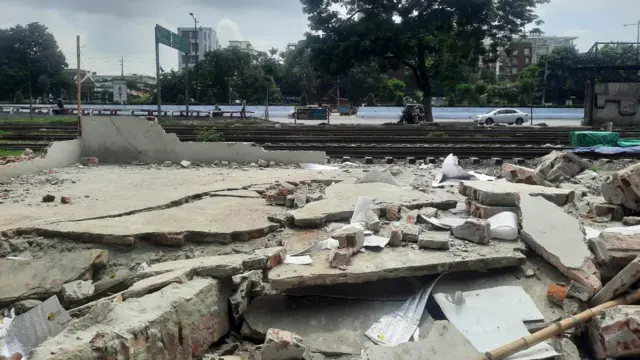 উচ্ছেদ অভিযান ভাঙা কংক্রিটের স্তুপ