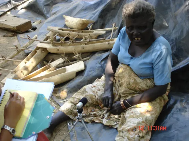 Boa dok pravi predmete od drveta