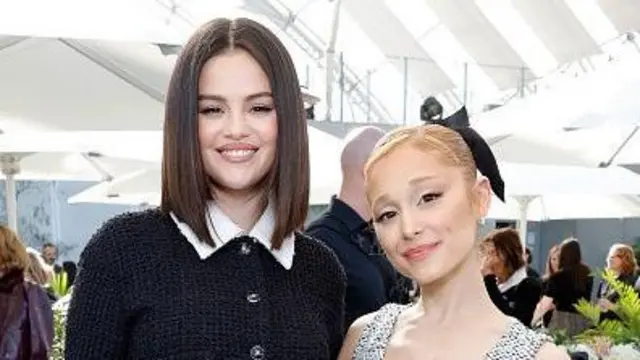 Selena Gomez e Ariana Grande no Academy Women's Luncheon apresentadobônus de 5 reais no cadastroLos Angelesbônus de 5 reais no cadastrodezembro. Gomez está usando uma jaqueta preta com gola branca, enquanto Grande está usando um vestido preto e branco sem mangas.