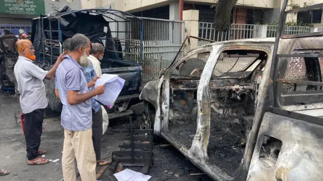 ঢাকায় একটি থানায় উত্তেজিত জনতার হামলার পরের চিত্র 