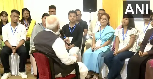 ঘরছাড়া মানুষের সঙ্গে ইম্ফলে কথা বলছেন মি. মোদী। 