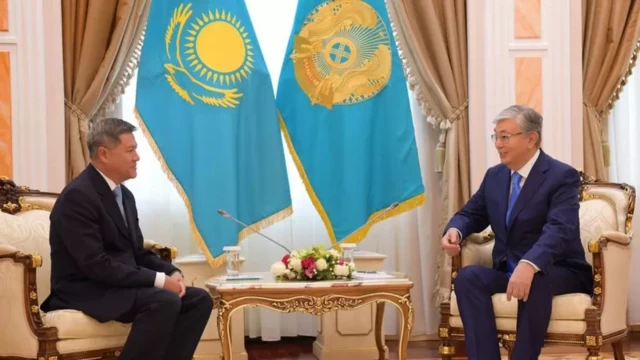 นายรัศม์ ชาลีจันทร์ (ซ้าย)