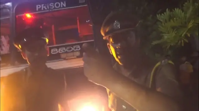 செய்தியாளரை மிரட்டும் காவல்துறையினர்