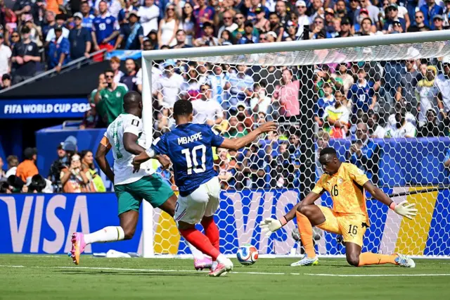 Kylian Mbappé (n° 10) marque le premier but de la France lors du match de poule I de la Coupe du Monde de la FIFA 2026 opposant la France au Sénégal, au New York New Jersey Stadium, le 16 juin 2026 à East Rutherford, dans le New Jersey.