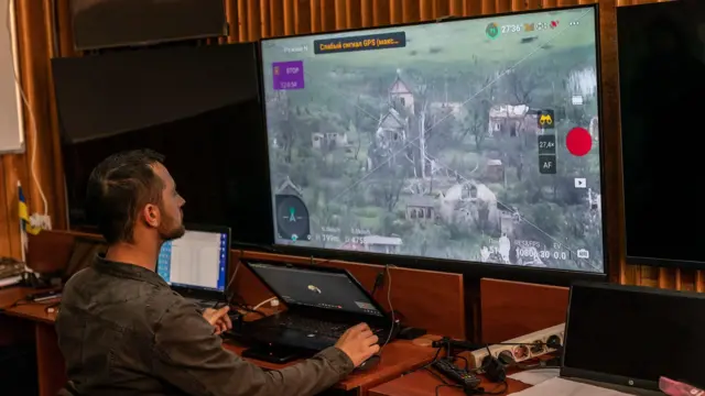 ਯੂਕਰੇਨ ਦਾ ਇੱਕ ਡਰੋਨ ਪਾਇਲਟ ਸਕੀਰਨ ਉੱਤੇ ਨਿਗ੍ਹਾ ਰੱਖਦੇ ਹੋਏ