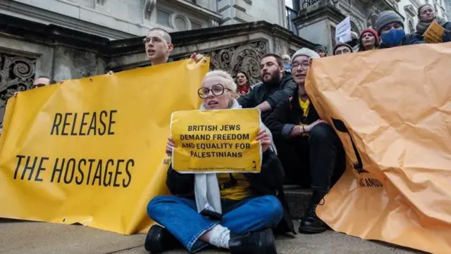 يعتقد روبرت كوهين أن آراء بعض الشباب تعكس مزيجاً من الأخلاق اليهودية البريطانية و