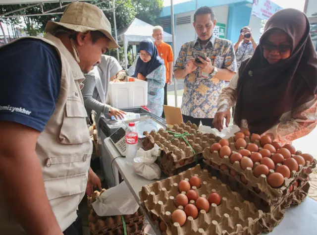 Warga membeli telur.