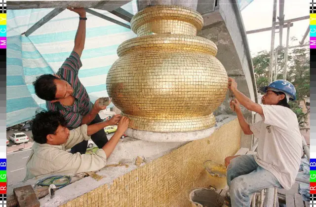 વર્ષ 2004માં મસ્જિદના દરવાજા ઉપર સોને મઢેલી ટાઇલ્સ જડી રહેલા કારીગરોની ફાઇલ તસવીર 