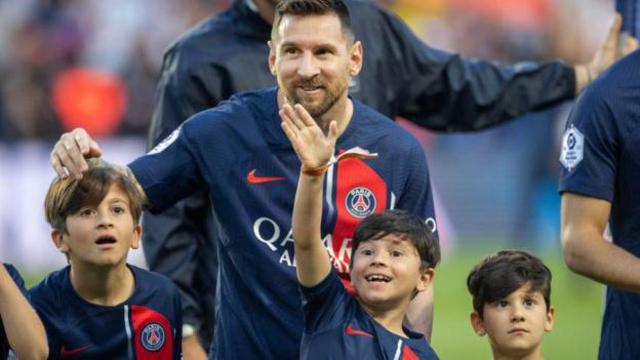 Messi com os filhoscasas de apostas com escanteioscampo - todos usam camisas do PSG