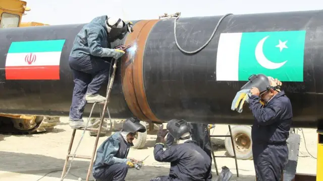ईरान पाकिस्तान गैस पाइपलाइन पर काम करते ईरानी कामगार