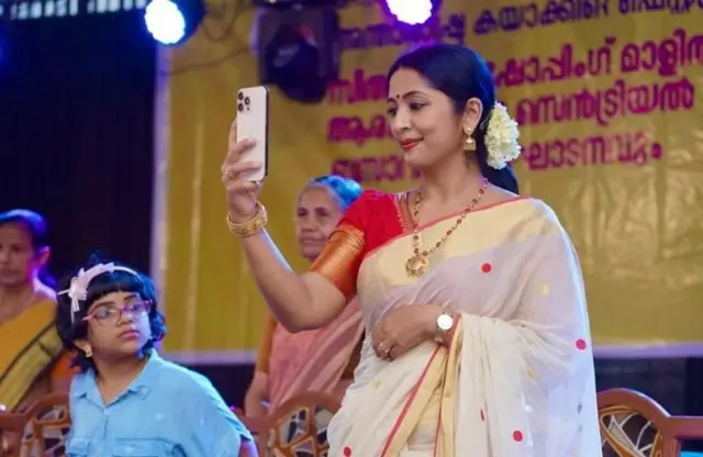 नव्या नायर म्हणाल्या की त्यांच्या हँडबॅगेत 15 सेमी लांबीचा मोगऱ्याचा गजरा नेल्याबद्दल ऑस्ट्रेलियातील विमानतळ अधिकाऱ्यांनी त्यांना 1,980 ऑस्ट्रेलियन डॉलर्सचा (1.14 लाख रुपये) दंड केला