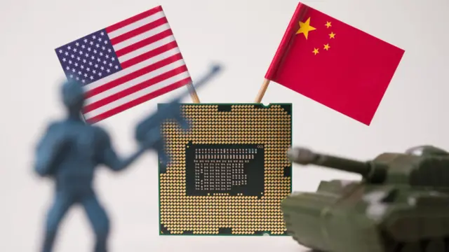 中国和美国国旗,玩具小兵和坦克