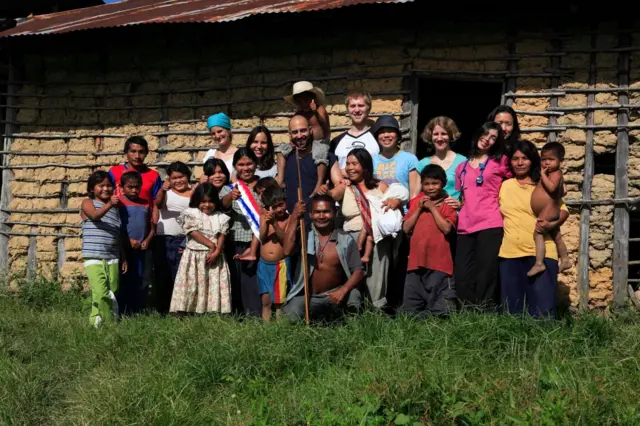 Carlos Chaccour y sus compañeros de clases de Londres en Wonken