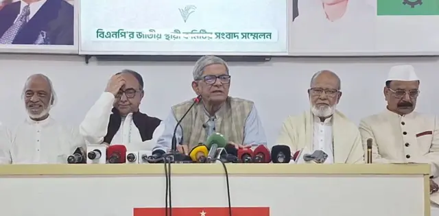 সংবাদ সম্মেলনে বক্তব্য রাখেন মির্জা ফখরুল ইসলাম আলমগীর, পাশে বসে আছেন বিএনপির আরো চারজন নেতা