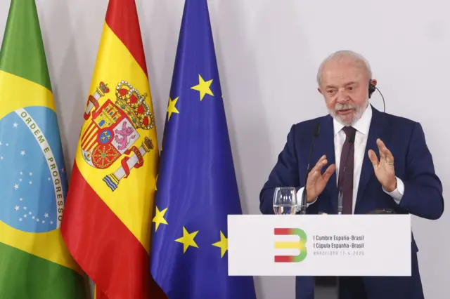 O presidente brasileiro Luiz Inácio Lula da Silva concede entrevista coletiva durante a Cúpula Espanha-Brasil em Barcelona, ​​na Espanha, em 17 de abril de 2026.