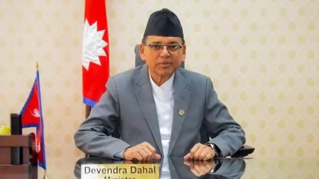 आफ्नो कार्यकक्षमा भौतिक पूर्वाधार तथा यातायातमन्त्री देवेन्द्र दाहाल 