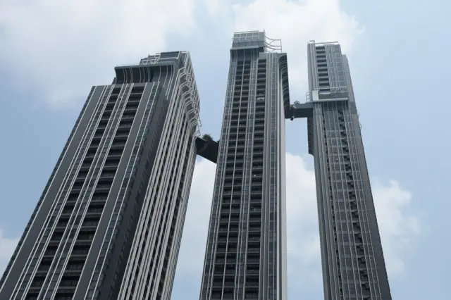 ဘန်ကောက် မိုးမျှော်တိုက်နှစ်လုံး ဆက်တဲ့တံတား ငလျင်ကြောင့် ထိခိုက်