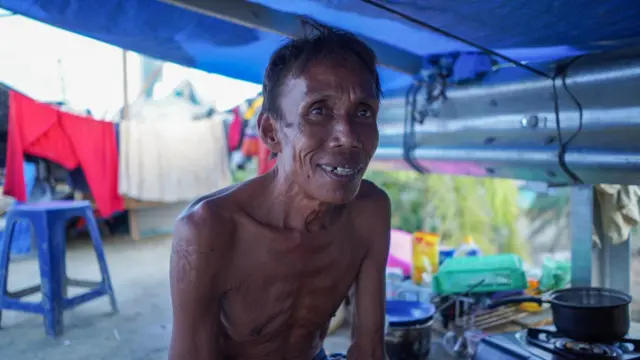 Suwarno, pengungsi di Aceh Tamiang, tinggal di tenda. 