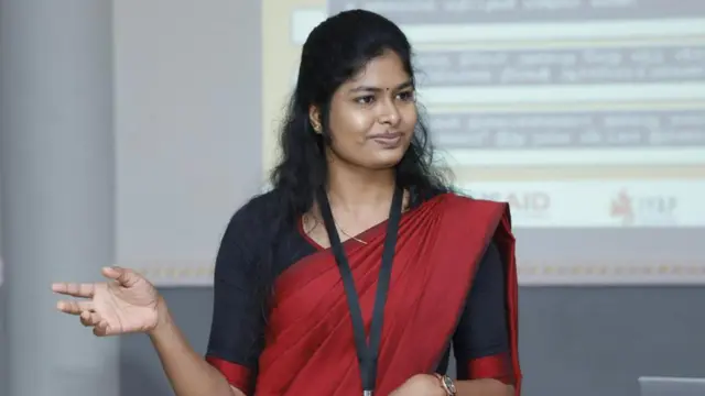 ඩිනෝජා නවරත්නරාජා එලෙස යුද්ධයට මැදි ව වරක් අධ්‍යාපනය කඩකප්පල්වුව ද, බලාපොරොත්තු අත් නොහැර අධ්‍යාපනයේ ඵල නෙළාගෙන වර්තමානයේ තොරතුරු තාක්ෂණවේදය පිළිබඳ ගුරුවරියක් ලෙස කටයුතු කරන තරුණියකි. 