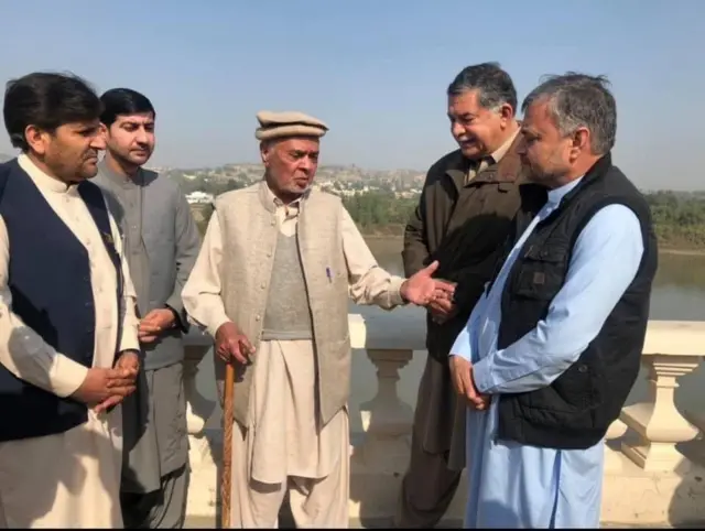 همېش خلیل له ځینو پښتنو لیکوالو سره