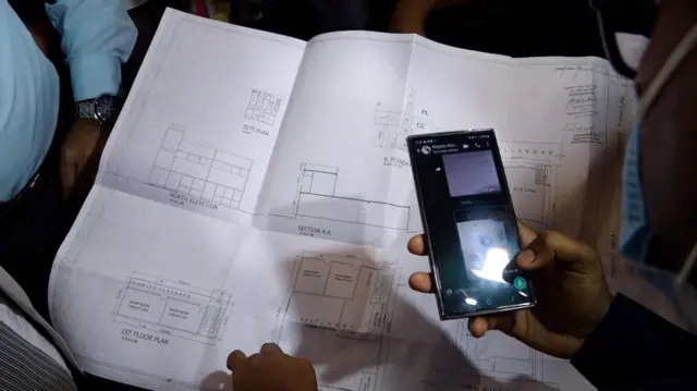 ঢাকায় রাজউকের অভিযানে একটি ভবনের নকশা যাচাই করছেন কর্মকর্তারা 