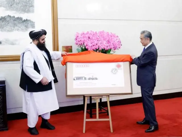 د چین بهرنیو چارو وزیر وانګ يي د طالبانو بهرنیو چارو له وزیر امیرخان متقي سره