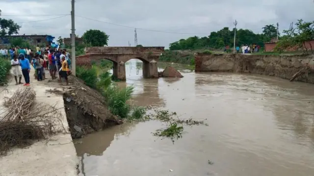 కూలిన బ్రిడ్జి 