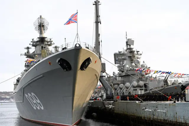 Два военных корабля