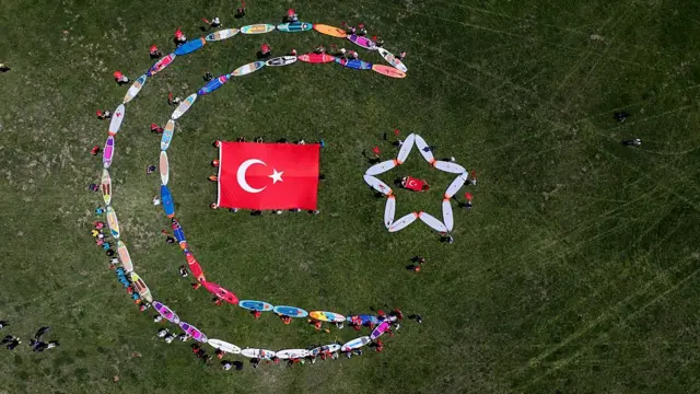 Kürekçilerin botlarıyla yaptığı ay yıldızın tepeden görüntüsü. 