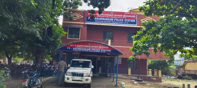 சனிக்கிழமையன்று (ஜூலை 19) காவல்துறையைக் கண்டித்து ஆரம்பாக்கம் காவல்நிலையத்தை முற்றுகையிட்டு அ.தி.மு.க போராட்டம் நடத்தியுள்ளது.