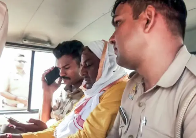 टिन्नू यादव पुलिस कर्मियों के साथ