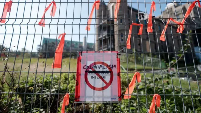 Um cartaz com a inscrição "Colonialism interdit"  e pedaçoscasa de aposta bet 365tecido laranja pendurados no local do antigo Royal Victoria Hospital antes da manifestação e marcha Every Child Matters (Toda criança é importante)casa de aposta bet 36530casa de aposta bet 365setembrocasa de aposta bet 3652023casa de aposta bet 365Montreal, Canadá. A marcha teve como objetivo chamar a atenção para as atrocidades ocorridas durante a era do sistemacasa de aposta bet 365escolas residenciais.