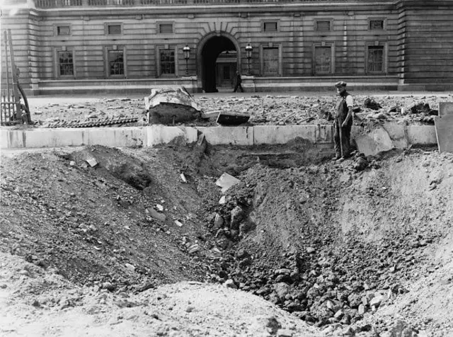 Воронка від бомби біля Букінгемського палацу, вересень 1940