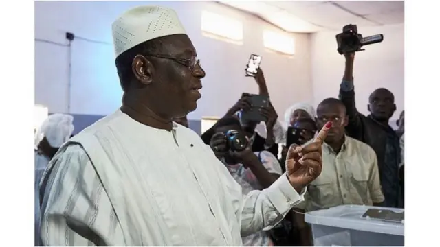 Macky Sall yatorewe manda y'imyaka irindwi mu 2012 mbere yo gutorerwa iy'imyaka itanu mu 2019