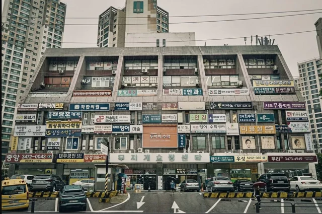 ကျောင်းချိန်ပြင်ပ အတန်းတွေဖွင့်လှစ်တဲ့ အဆောက်အအုံတစ်ခု 